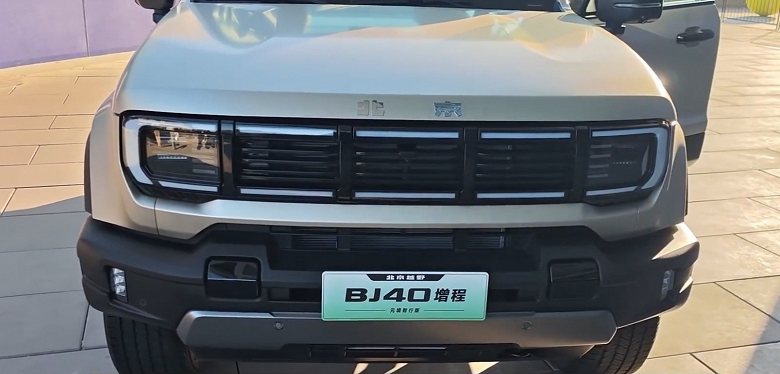 Рамный внедорожник с запасом хода 1200 км и расходом 8,68 литра на 100 км при разряженном аккумуляторе. Представлен BAIC BJ40 Extended Range Intelligent Edition